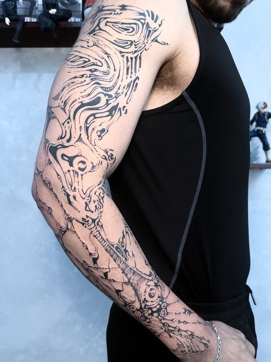 Manga de blackwork con trazos abstractos