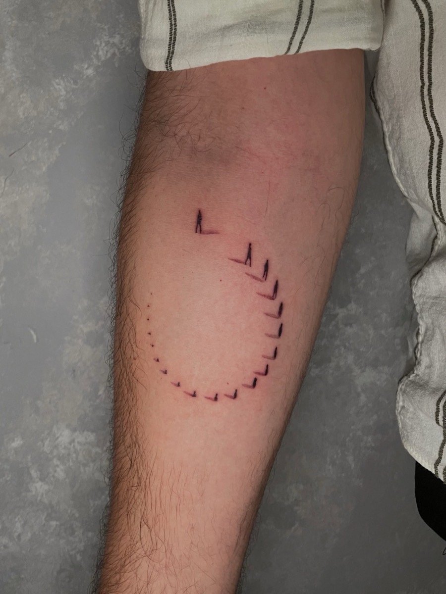 Tatuaje rojo de puntos en la pierna