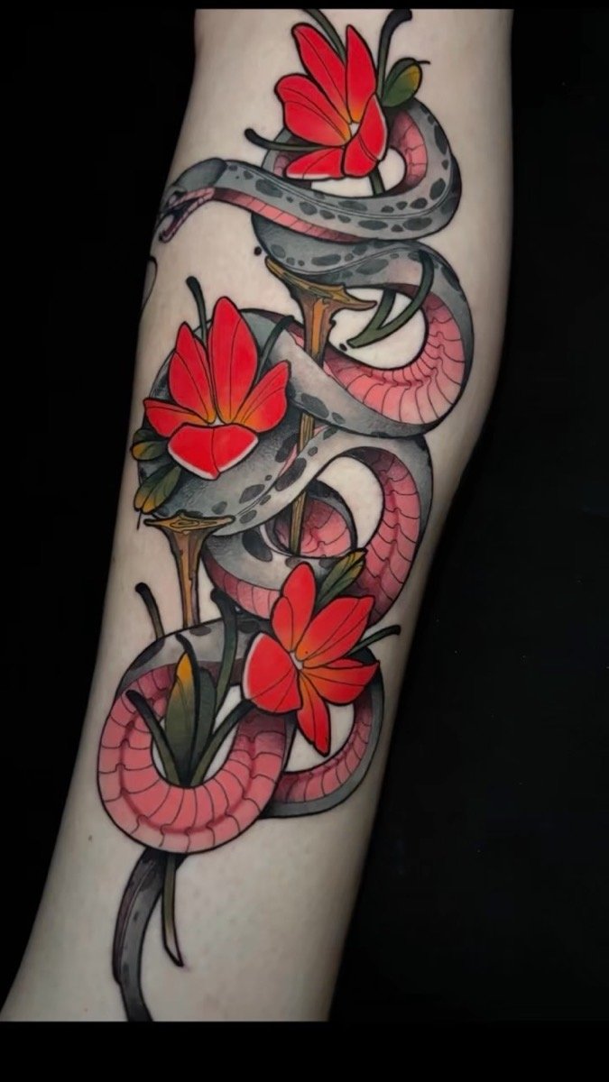 Serpiente con flores rojas
